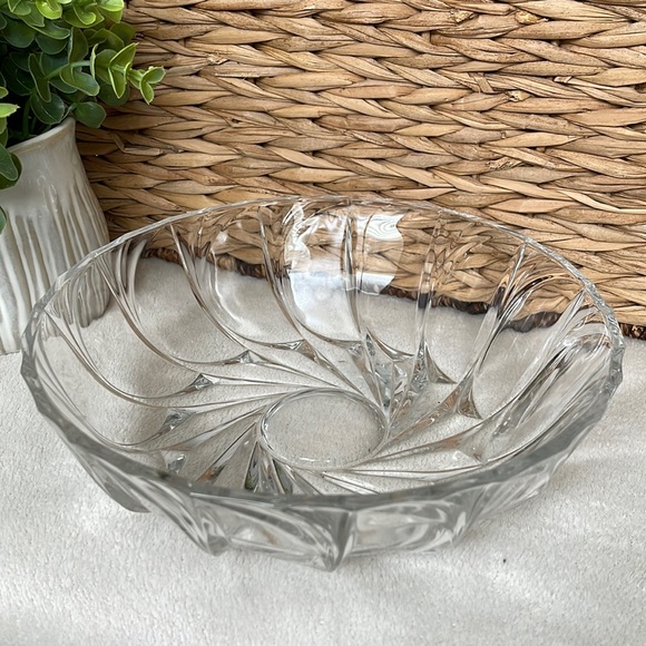 Vintage Mikasa Crystal Swirl Cut 9” Round Bowl Centerpiece Serving Bowl - Picture 1 of 8